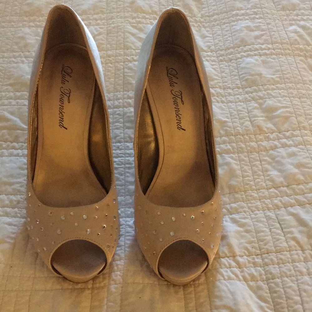 Peep toe heel